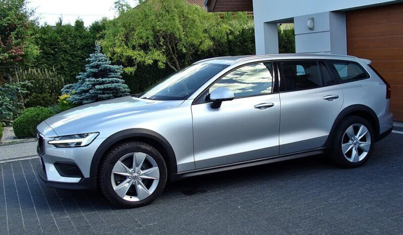 VOLVO   V60 Cross Country    150 KM    Automatyczna    4×4 (doł. automatycznie)    Srebrny full