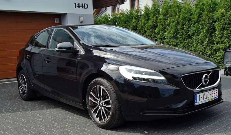 VOLVO   V40     152 KM    Manualna    FWD (przód)    Czarny full