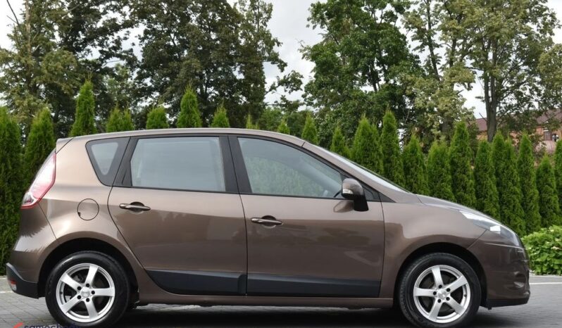 RENAULT   Scenic     110 KM    Manualna    FWD (przód)    Brązowy full