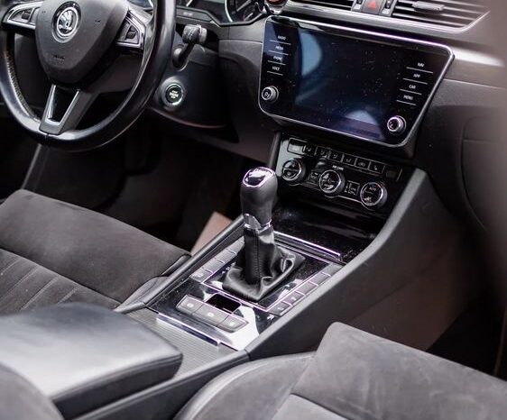 SKODA Superb  | FWD (przód) | Automatyczna | 150 KM | Srebrny full
