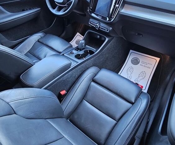 VOLVO XC 40 | FWD (przód) | Automatyczna | 149 KM | Srebrny full