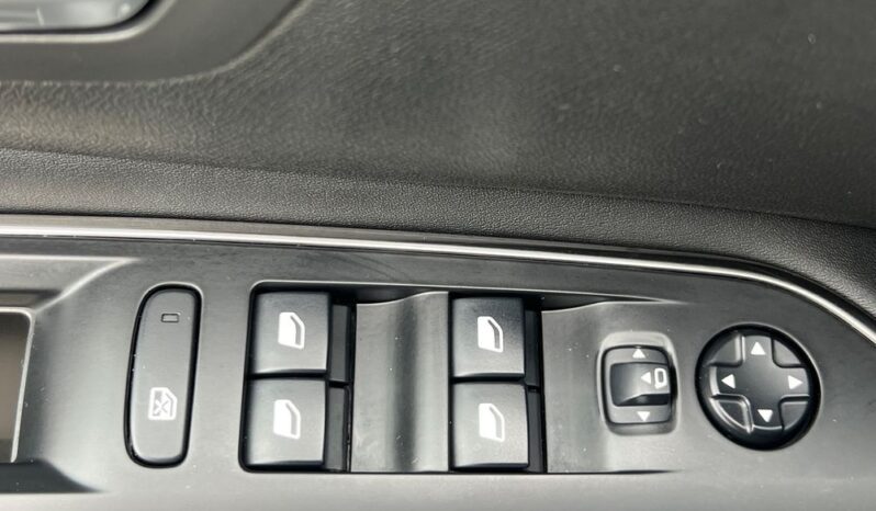PEUGEOT   5008     130 KM    Automatyczna    FWD (przód)    Biały full