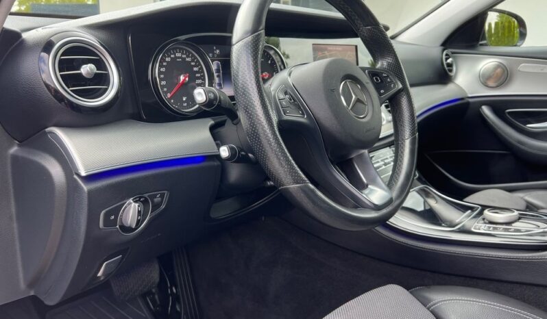 MERCEDES-BENZ   Klasa E    194 KM    Automatyczna    RWD (tył)    Bordowy full