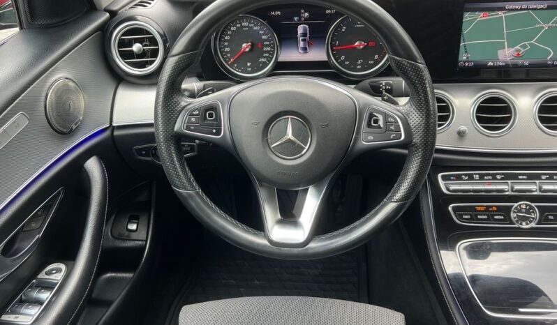 MERCEDES-BENZ   Klasa E    194 KM    Automatyczna    RWD (tył)    Bordowy full