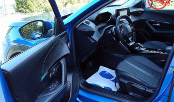 PEUGEOT   2008     130 KM    Automatyczna    FWD (przód)    Niebieski full