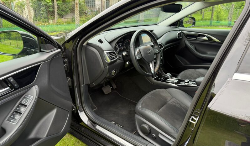 Infiniti Q30 | FWD (przód) | Automatyczna | 156 KM | Czarny full