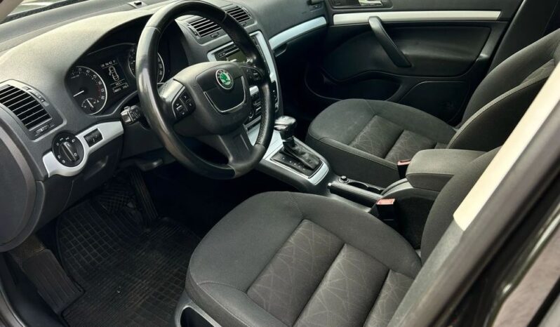 SKODA Octavia  | FWD (przód) | Automatyczna | 105 KM | Czarny full