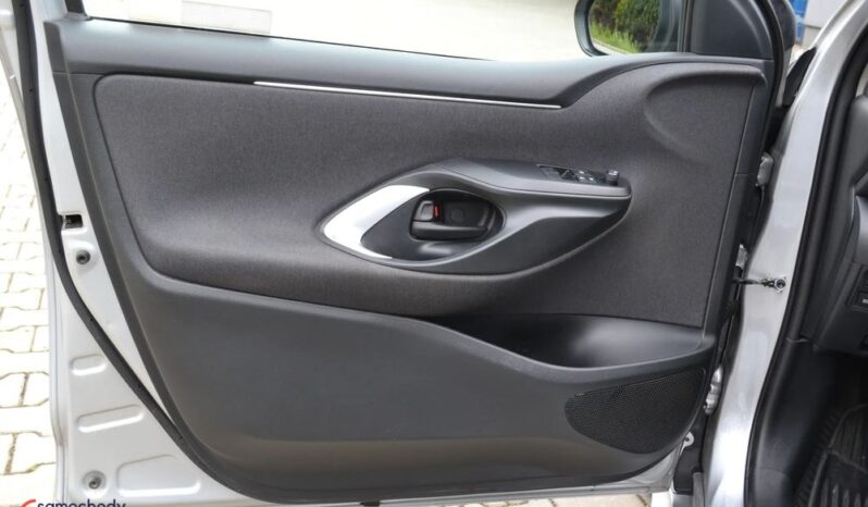 TOYOTA Yaris  | FWD (przód) | Manualna | 125 KM | Srebrny full