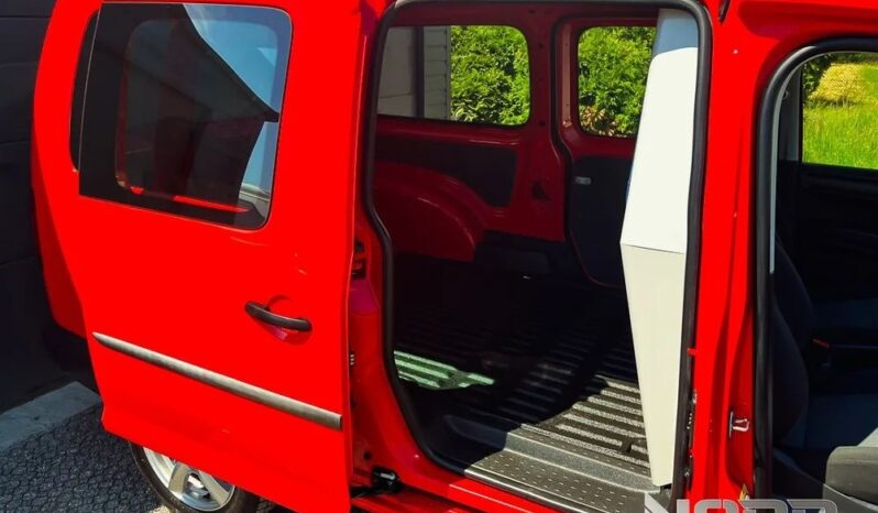 VOLKSWAGEN Caddy | 4×4 (stały) | Manualna | 122 KM | Czerwony full