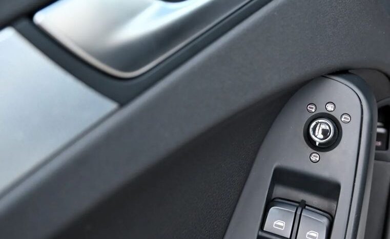 AUDI A4  | 4×4 (doł. automatycznie) | Automatyczna | 240 KM | Srebrny full