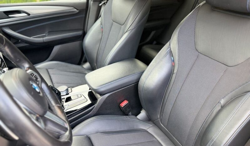BMW X3  | 4×4 (doł. automatycznie) | Automatyczna | 150 KM | Granatowy full