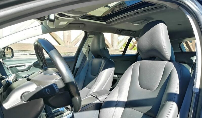 VOLVO V60  | 4×4 (doł. automatycznie) | Automatyczna | 220 KM | Szary full