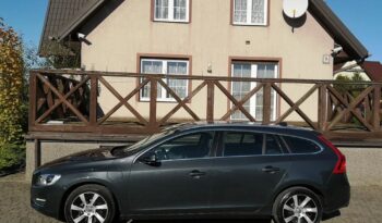 VOLVO V60  | 4×4 (doł. automatycznie) | Automatyczna | 220 KM | Szary full