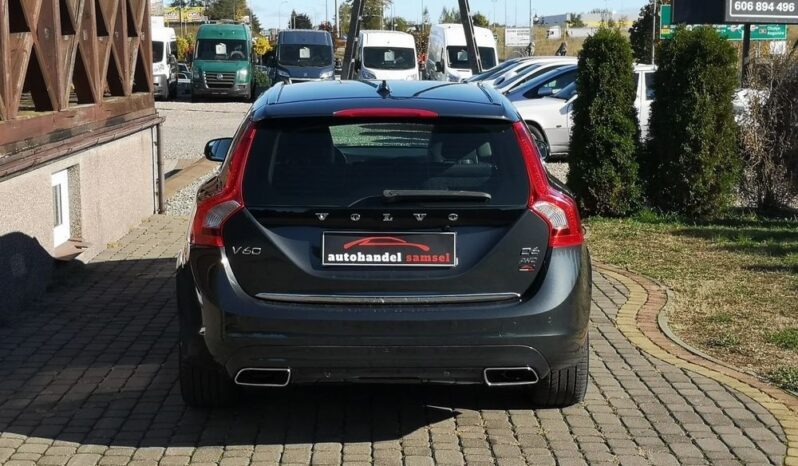 VOLVO V60  | 4×4 (doł. automatycznie) | Automatyczna | 220 KM | Szary full