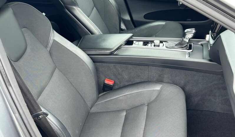 VOLVO   XC 60    250 KM    Automatyczna    FWD (przód)    Szary full