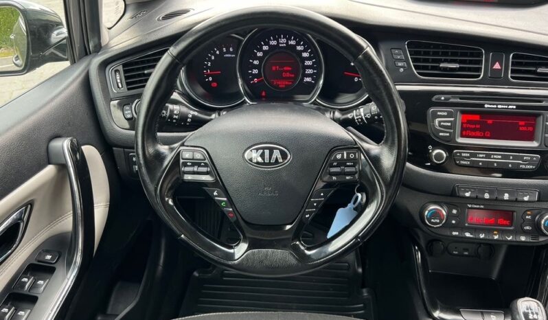 KIA   Ceed     128 KM    Manualna    FWD (przód)    Szary full