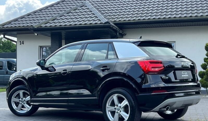 AUDI   Q2     116 KM    Manualna    FWD (przód)    Czarny full