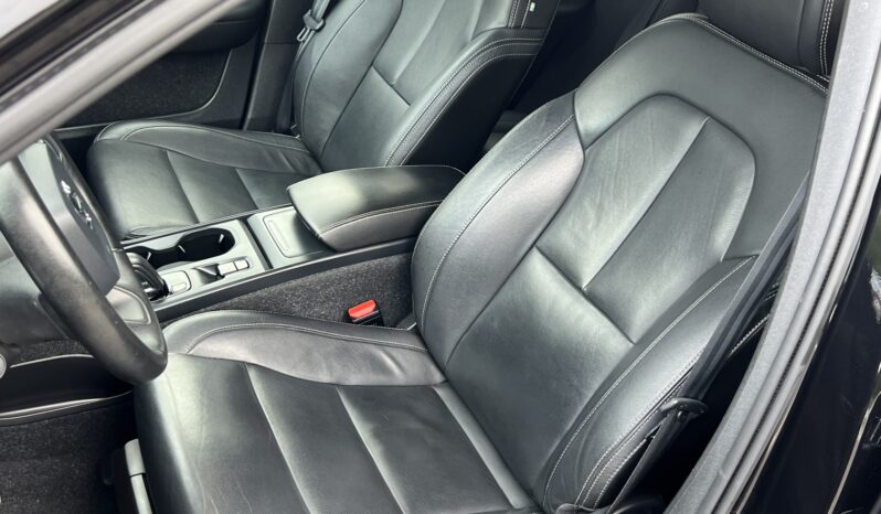 VOLVO   XC 40    150 KM    Automatyczna    FWD (przód)    Czarny full