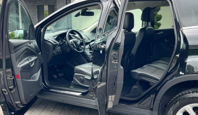 FORD   Kuga     150 KM    Manualna    FWD (przód)    Czarny full
