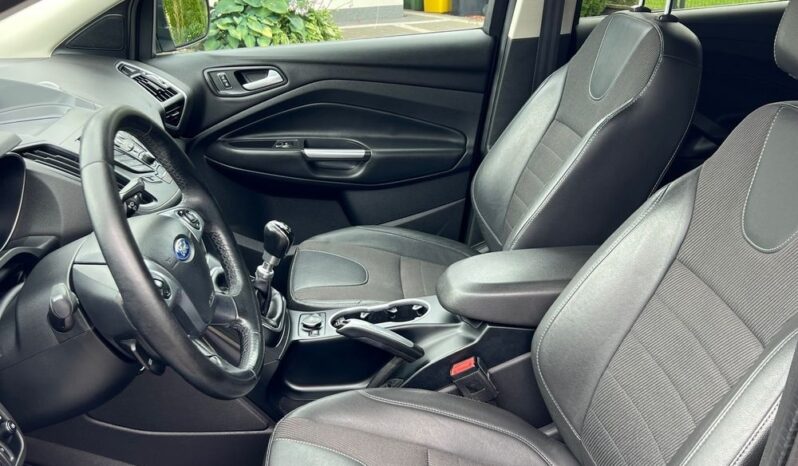 FORD   Kuga     150 KM    Manualna    FWD (przód)    Czarny full