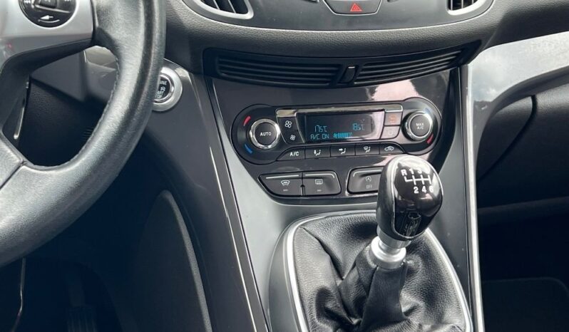 FORD   Kuga     150 KM    Manualna    FWD (przód)    Czarny full