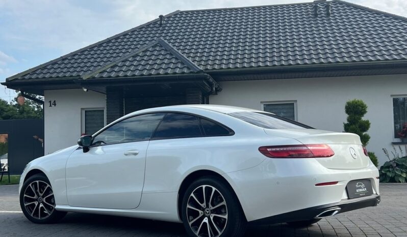 MERCEDES-BENZ   Klasa E    194 KM    Automatyczna    RWD (tył)    Biały full
