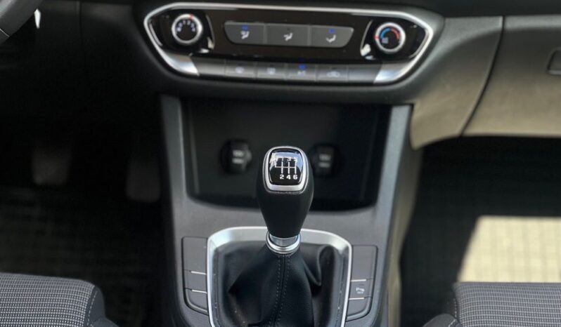 HYUNDAI I30  | FWD (przód) | Manualna | 120 KM | Srebrny full