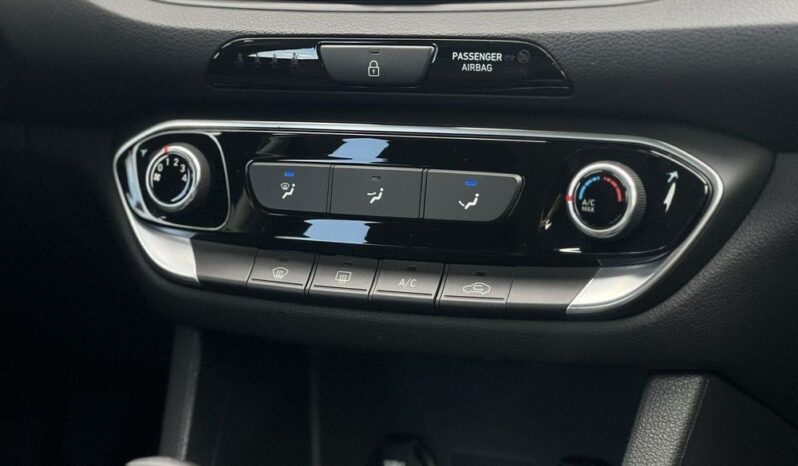 HYUNDAI I30  | FWD (przód) | Manualna | 120 KM | Srebrny full