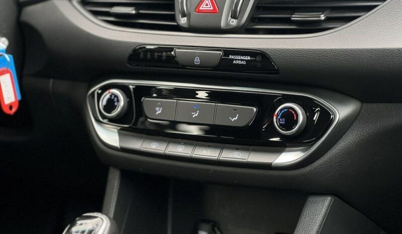 HYUNDAI I30  | FWD (przód) | Manualna | 110 KM | Srebrny full