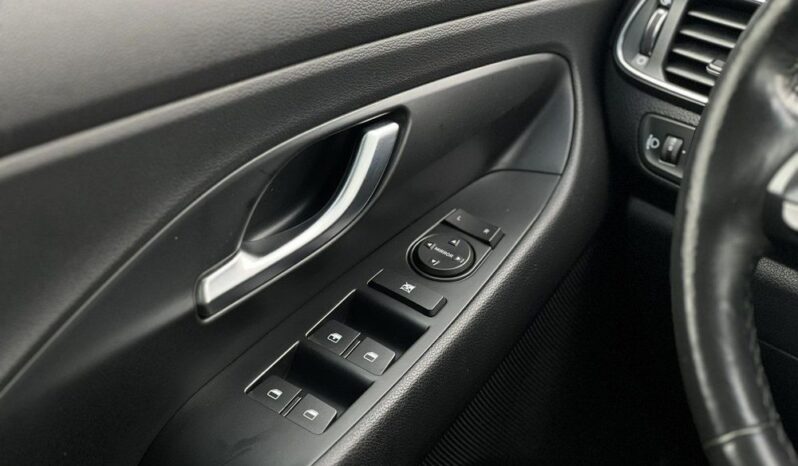 HYUNDAI I30  | FWD (przód) | Manualna | 110 KM | Srebrny full