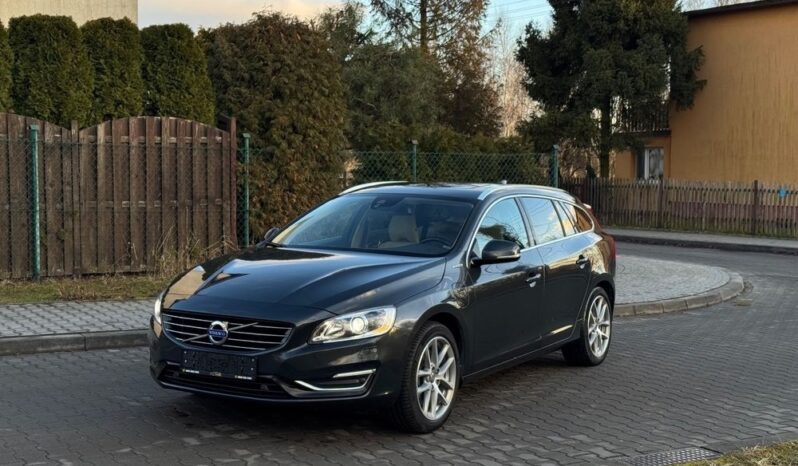 VOLVO V60  | 4×4 (doł. ręcznie) | Automatyczna | 215 KM | Szary