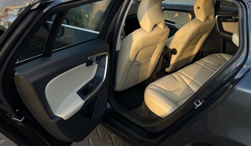 VOLVO V60  | 4×4 (doł. ręcznie) | Automatyczna | 215 KM | Szary full