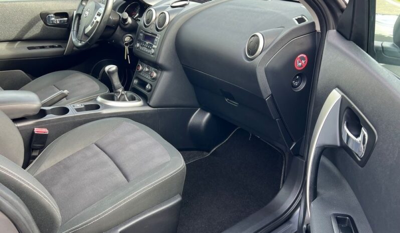 NISSAN   Qashqai     117 KM    Manualna    FWD (przód)    Szary full