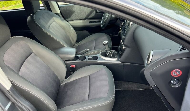 NISSAN   Qashqai     117 KM    Manualna    FWD (przód)    Szary full