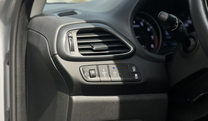 HYUNDAI I30  | FWD (przód) | Manualna | 120 KM | Srebrny full