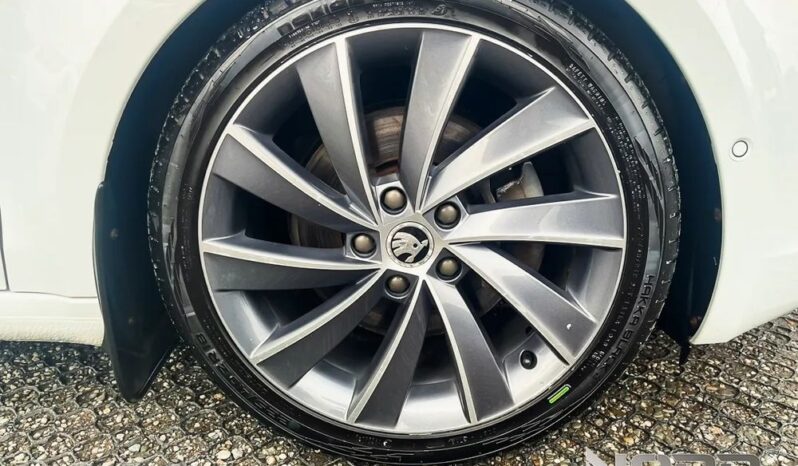 SKODA Octavia  | 4×4 (stały) | Automatyczna | 180 KM | Biały full