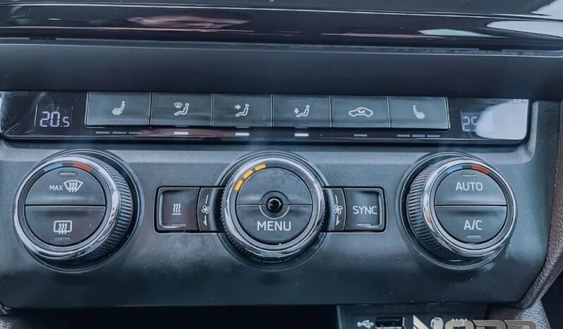 SKODA Octavia  | 4×4 (stały) | Automatyczna | 180 KM | Biały full