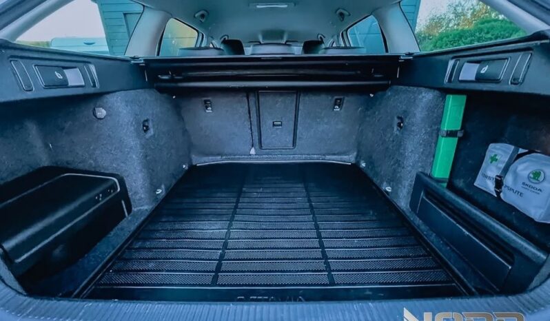 SKODA Octavia  | 4×4 (stały) | Automatyczna | 184 KM | Biały full