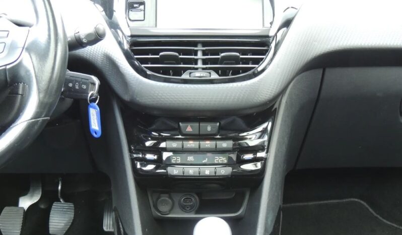 PEUGEOT 2008  | FWD (przód) | Manualna | 130 KM | Zielony full