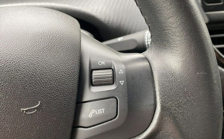 PEUGEOT 2008  | FWD (przód) | Manualna | 102 KM | Biały full