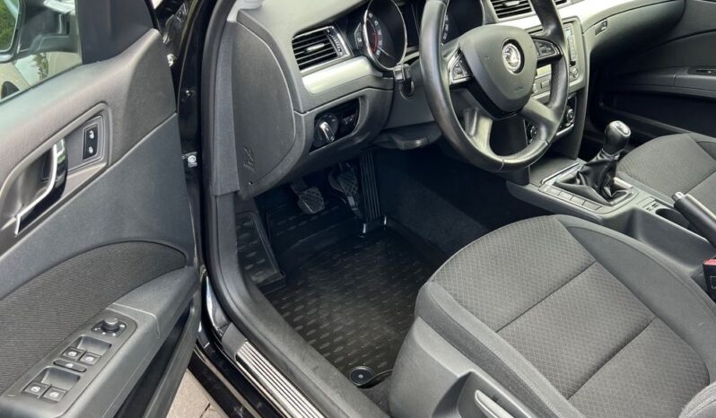 SKODA   Superb     140 KM    Manualna    FWD (przód)    Czarny full