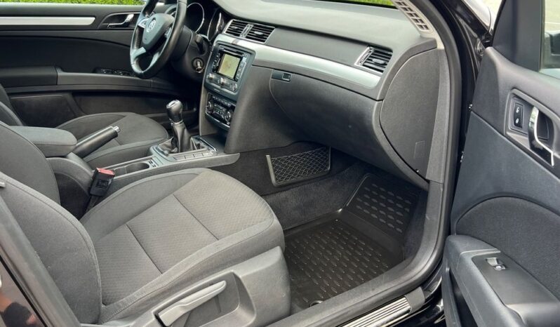 SKODA   Superb     140 KM    Manualna    FWD (przód)    Czarny full