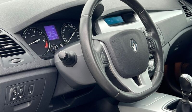 RENAULT   Laguna     140 KM    Manualna    FWD (przód)    Szary full