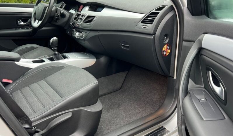 RENAULT   Laguna     140 KM    Manualna    FWD (przód)    Szary full