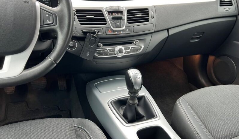 RENAULT   Laguna     140 KM    Manualna    FWD (przód)    Szary full