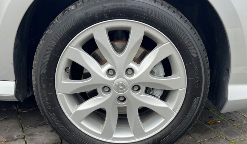 RENAULT   Laguna     140 KM    Manualna    FWD (przód)    Szary full