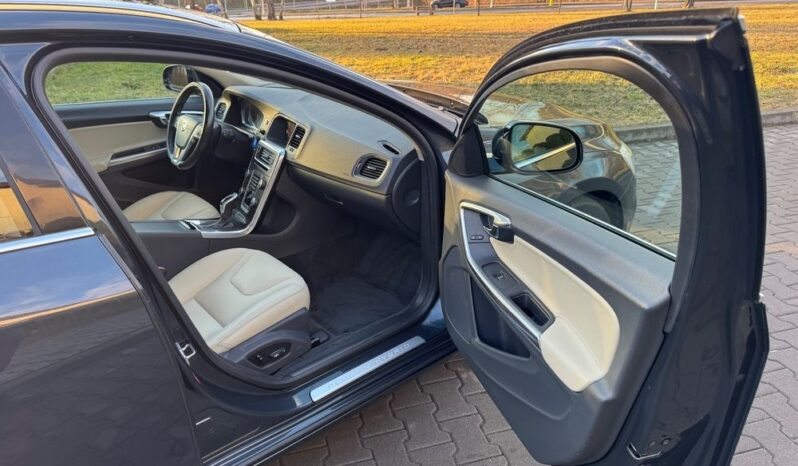 VOLVO V60  | 4×4 (doł. ręcznie) | Automatyczna | 215 KM | Szary full