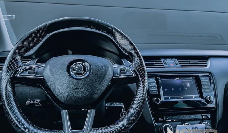 SKODA Octavia  | 4×4 (stały) | Automatyczna | 180 KM | Czarny full