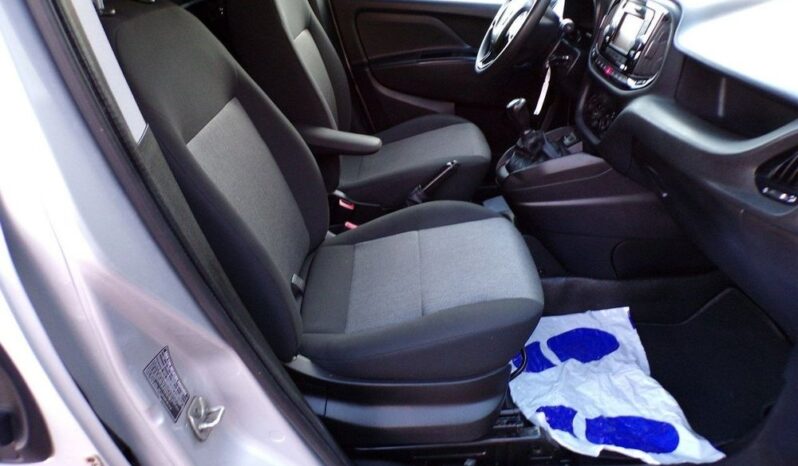 FIAT Doblo  | FWD (przód) | Manualna | 95 KM | Srebrny full