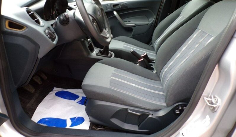 FORD Fiesta  | FWD (przód) | Manualna | 82 KM | Srebrny full